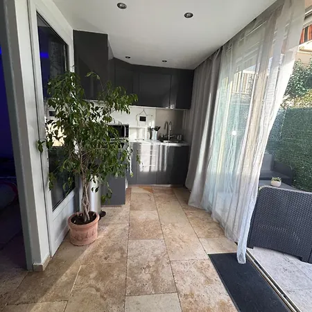 Les Pins Parasols Apartament *