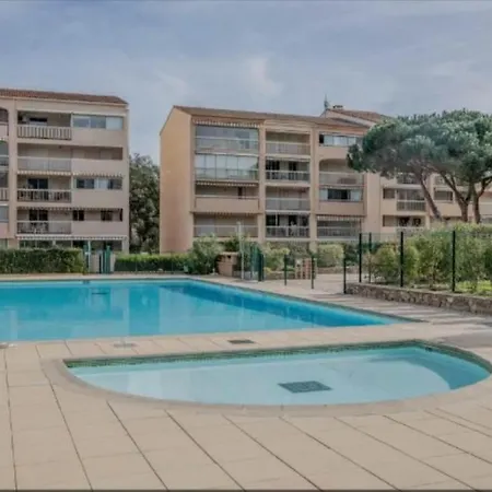 Les Pins Parasols Апартаменты