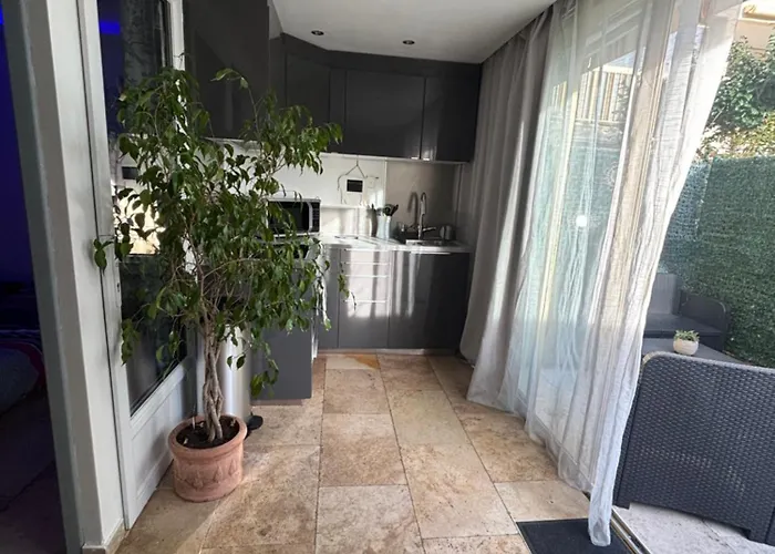 Les Pins Parasols アパート *